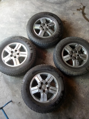 ล้อเดิมวีโก้15&times;6.5+225/70/15ปี14 มีร่องลอยตามการใช้งาน  ยางหนาคู่ บางคู่ ชุด3500บ.โทร0879050181ส่งได้ทั่วไทย