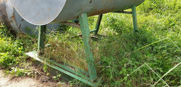 ถังน้ำพร้อมขา  ขนาด ยาว 2.45 เมตร  สูง 1.17เมตร  กว้าง 1.17 เมตร