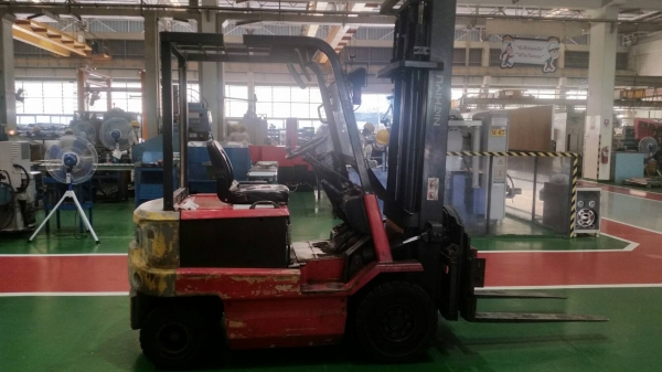 รถยกไฟฟ้านั่งขับ 1.5 ตัน เสาสูง 4 เมตร งาหมุน