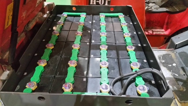 รถยกไฟฟ้านั่งขับ 1.5 ตัน เสาสูง 4 เมตร งาหมุน