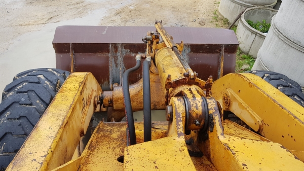 รถตักล้อยาง KOMATSU  รุ่น JH-60 ระบบเลี้ยวล้อหลัง เป็นรถ 2 เพลา