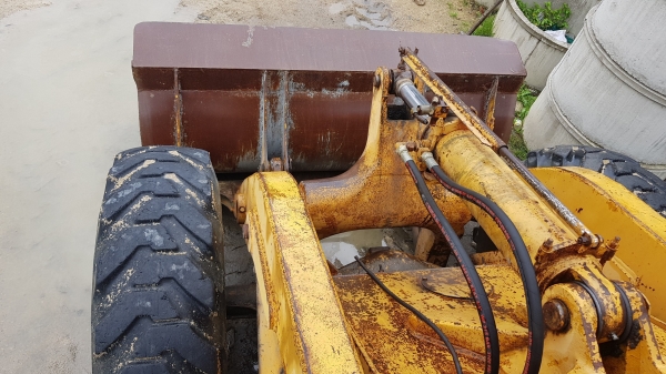 รถตักล้อยาง KOMATSU  รุ่น JH-60 ระบบเลี้ยวล้อหลัง เป็นรถ 2 เพลา