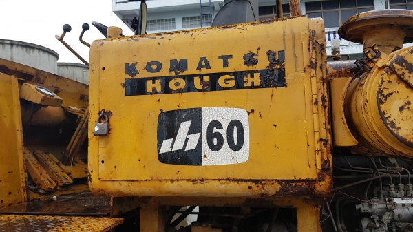 รถตักล้อยาง KOMATSU  รุ่น JH-60 ระบบเลี้ยวล้อหลัง เป็นรถ 2 เพลา