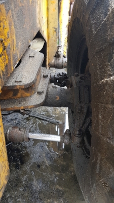 รถตักล้อยาง KOMATSU  รุ่น JH-60 ระบบเลี้ยวล้อหลัง เป็นรถ 2 เพลา