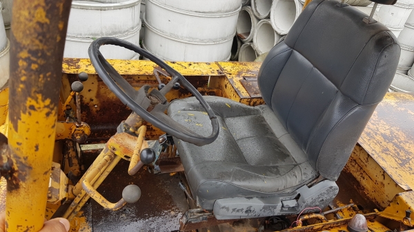 รถตักล้อยาง KOMATSU  รุ่น JH-60 ระบบเลี้ยวล้อหลัง เป็นรถ 2 เพลา