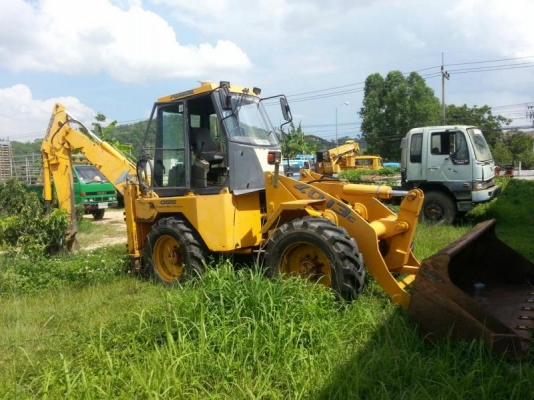 ขายรถตักหน้าขุดหลัง ขับเคลื่อน 4 ล้อ บุ้งกี๋ ประมาณ 2 คิว มีเอกสาร พร้อมใช้งาน