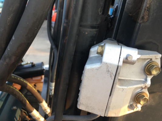 ขายรถหนีบก้อนอัดแบนสำหรับงานร้านขายของเก่าที่อัดก้อนแบน ขายรถหนีบก้อนอัดแบนสำหรับงานร้านขายของเก่าที่อัดก้อนแบน