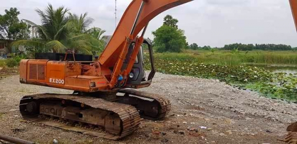 HITACHI EX200-1 Used Crawler Excavator With Original Pump Medium Condition For sale.