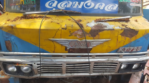 ขาย หัวเก๋ง รถ 10 ล้อ HINO KT สีร่อน และข้างประตูมีผุนิดหน่อย