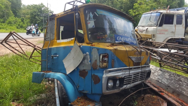 ขาย หัวเก๋ง รถ 10 ล้อ HINO KT สีร่อน และข้างประตูมีผุนิดหน่อย