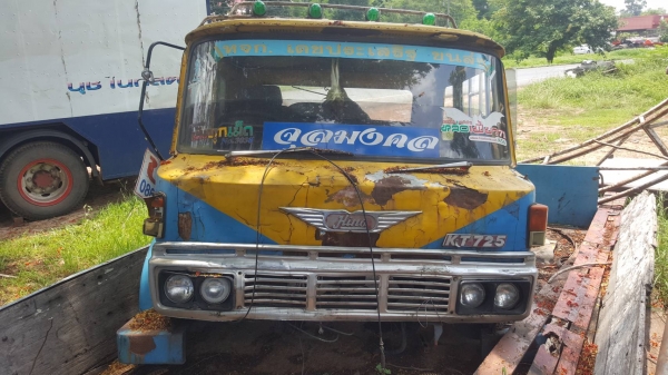 ขาย หัวเก๋ง รถ 10 ล้อ HINO KT สีร่อน และข้างประตูมีผุนิดหน่อย