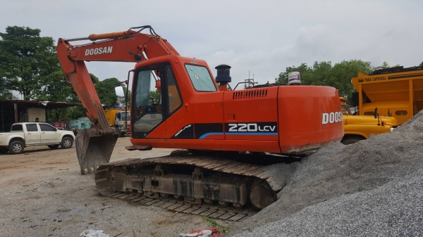 ขาย แบคโฮ DOOSAN 220 LCV รถใช้งานได้ดี ปั้มไฮดรอริคใหม่ เอกสารใบซื้อขาย