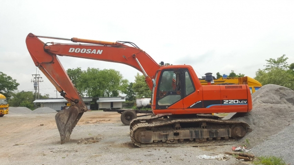 ขาย แบคโฮ DOOSAN 220 LCV รถใช้งานได้ดี ปั้มไฮดรอริคใหม่ เอกสารใบซื้อขาย