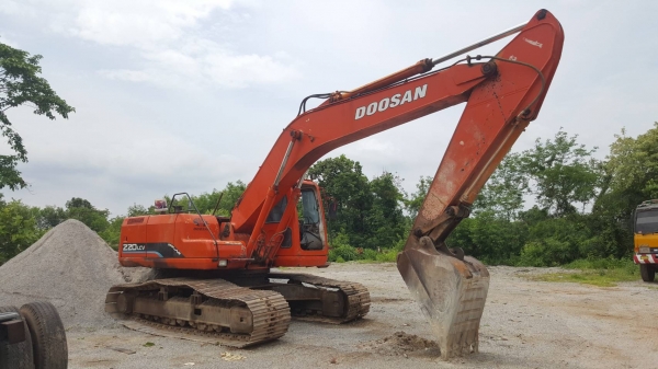 ขาย แบคโฮ DOOSAN 220 LCV รถใช้งานได้ดี ปั้มไฮดรอริคใหม่ เอกสารใบซื้อขาย
