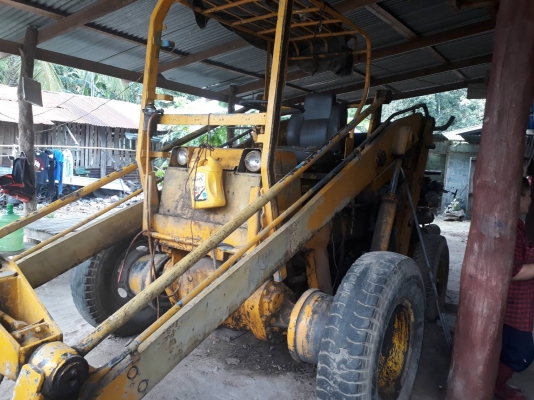 รถตักล้อยาง  ขายตามสภาพ ราคา 190000  บาท ต่อลองหน้างาน  ดูรถที จ. ศรีสะเกษ  สอบถามเพิ่ม 098 668-3479 dtac 094 283-9369 สิทธิ์ คับ