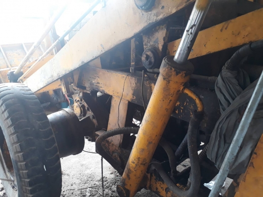 รถตักล้อยาง  ขายตามสภาพ ราคา 190000  บาท ต่อลองหน้างาน  ดูรถที จ. ศรีสะเกษ  สอบถามเพิ่ม 098 668-3479 dtac 094 283-9369 สิทธิ์ คับ