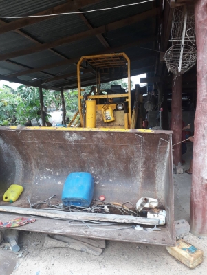 รถตักล้อยาง  ขายตามสภาพ ราคา 190000  บาท ต่อลองหน้างาน  ดูรถที จ. ศรีสะเกษ  สอบถามเพิ่ม 098 668-3479 dtac 094 283-9369 สิทธิ์ คับ