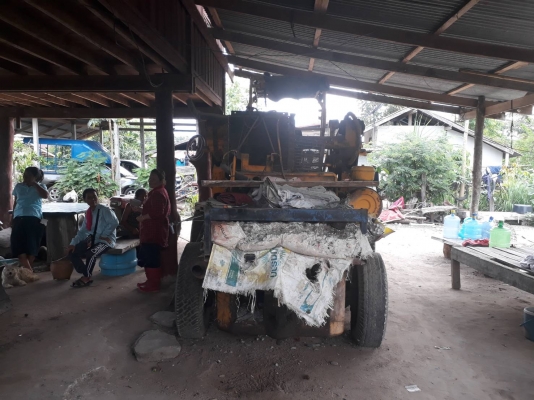 รถตักล้อยาง  ขายตามสภาพ ราคา 190000  บาท ต่อลองหน้างาน  ดูรถที จ. ศรีสะเกษ  สอบถามเพิ่ม 098 668-3479 dtac 094 283-9369 สิทธิ์ คับ