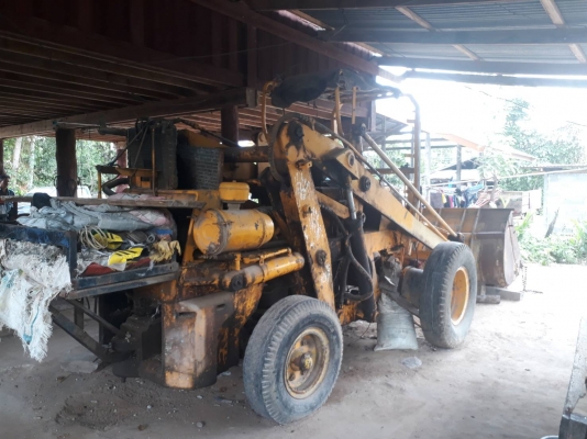 รถตักล้อยาง  ขายตามสภาพ ราคา 190000  บาท ต่อลองหน้างาน  ดูรถที จ. ศรีสะเกษ  สอบถามเพิ่ม 098 668-3479 dtac 094 283-9369 สิทธิ์ คับ