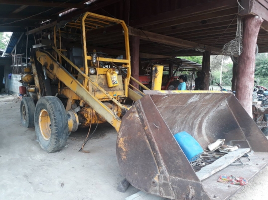 รถตักล้อยาง  ขายตามสภาพ ราคา 190000  บาท ต่อลองหน้างาน  ดูรถที จ. ศรีสะเกษ  สอบถามเพิ่ม 098 668-3479 dtac 094 283-9369 สิทธิ์ คับ