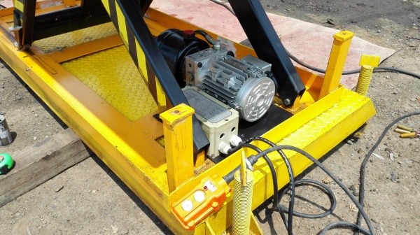 X-lift 1000 kg สภาพใหม่ 95\% X-lift 1000 kg สภาพใหม่ 95\%