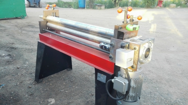 เครื่องม้วนเหล็กแผ่นไฟฟ้าของใหม่ นำเข้าใต้หวัน หน้ากว้าง 100 cm หนา 2 mm 380v ของใหม่ตัวโชว์