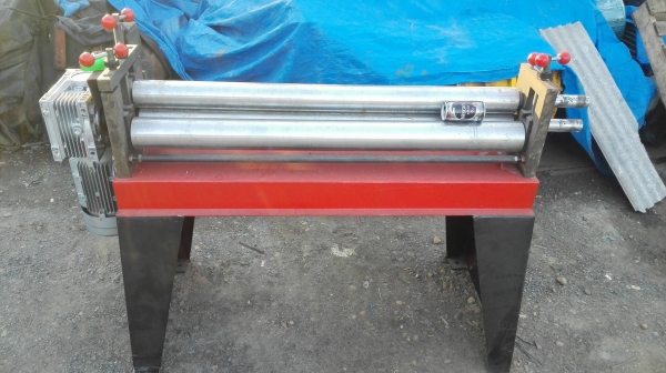 เครื่องม้วนเหล็กแผ่นไฟฟ้าของใหม่ นำเข้าใต้หวัน หน้ากว้าง 100 cm หนา 2 mm 380v ของใหม่ตัวโชว์