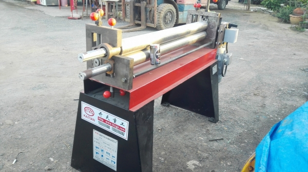 เครื่องม้วนเหล็กแผ่นไฟฟ้าของใหม่ นำเข้าใต้หวัน หน้ากว้าง 100 cm หนา 2 mm 380v ของใหม่ตัวโชว์