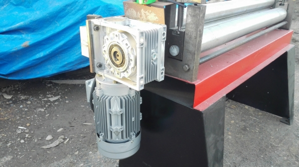 เครื่องม้วนเหล็กแผ่นไฟฟ้าของใหม่ นำเข้าใต้หวัน หน้ากว้าง 100 cm หนา 2 mm 380v ของใหม่ตัวโชว์