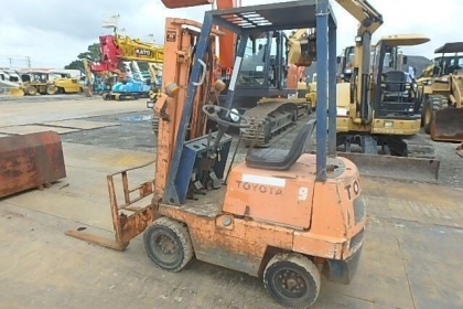 ขายรถตัก TOYOTA FD9 ตักสูง 3 ม เครื่องยนต์ 4 สูบ  เกียร์ ปั้ม สมบูรณ์พร้อมใช้ครับ ติดต่อ 063-9316985 ID LINE : 0639316985 ครับ