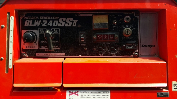 ตู้เชื่อมพร้อมปั่นไฟได้ เก่าญี่ปุ่น สภาพใหม่มาก ตู้เชื่อมพร้อมปั่นไฟได้ เก่าญี่ปุ่น สภาพใหม่มาก