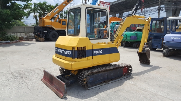 รถขุด PC30-1