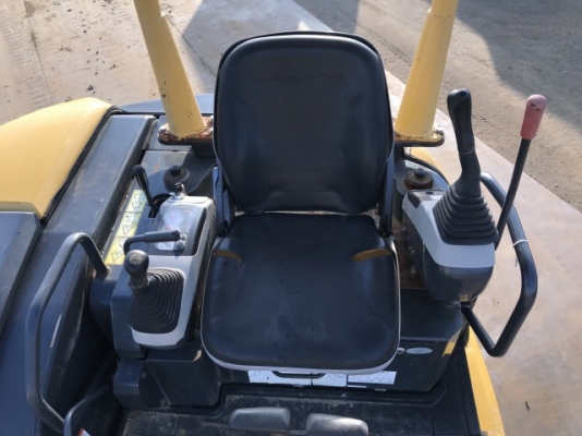 Komatsu PC40MR-2 : 1020ชั่วโมง นำเข้าจากญี่ปุ่น  โทร. 080-6565422 (หนิง)