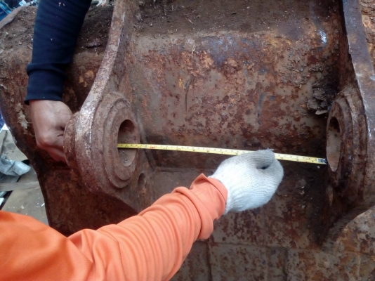 ขายบุ้งกี้แมคโค ใส่รุ่น200.ได้หลายรุ่น สลัก 80 มิล ปากกว้าง 110 ซม. ขายไม่แพงครับ