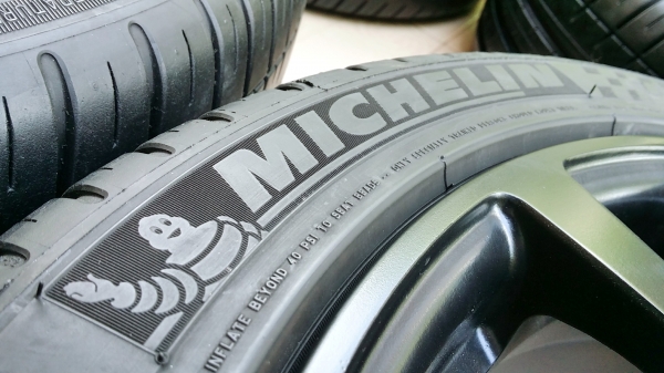 แม็กเก๋ง ขอบ17 4รู100 กว้าง7 et42 พร้อมยางมิชลิน 215 45R17ปี15