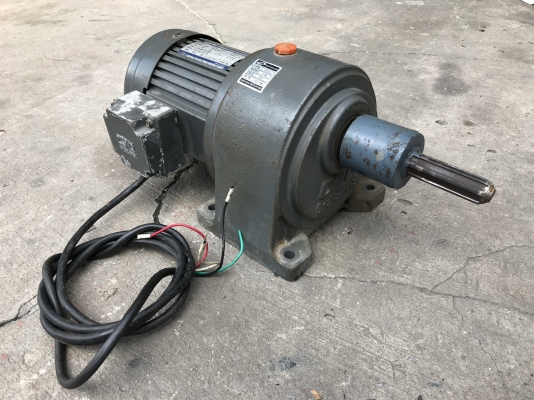 ขายมอเตอร์เกียร์ CPG 1/2HP. 380V made in Taiwan อัตราทด 1:120 เพลาออกประมาณ 12รอบต่อนาที รอบช้าแรงบิดเยอะ สภาพสวย หมุนนิ่ม พร้อมใช้งาน ราคา 3,200 บาท
