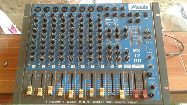 มิกเซอร์ modify 7 ช่อง ตำหนิ เสียงเอคโค่ ใช้ไม่ได้นอกนั้นใช้ได้หมด ราคา 3000 บาท จ. ศรีะเกษ สอบถามเพ
