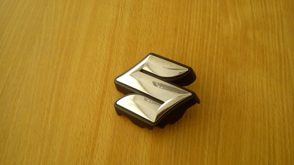 โลโก้ Suzuki ติดกระจังหน้า Suzuki WAGON R