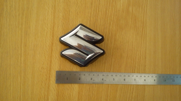 โลโก้ Suzuki ติดกระจังหน้า Suzuki WAGON R