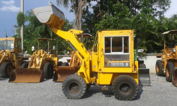 ต้องการขายรถตักล้อยางยี่ห้อTOYOTA-SDT-8รถนอกนำเข้าจากญี่ปุ่น