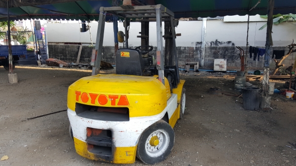 โตต้า ดีเซล รุ่น6 ยกได้3.5ตัน ยกสูง3เมตร เกียร์ธรรมดา ขายถูกๆ