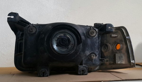 โคมไฟหน้าพร้อมเสื้อไฟเลี้ยว ข้างขวา ของ อีซุซุ มังกร