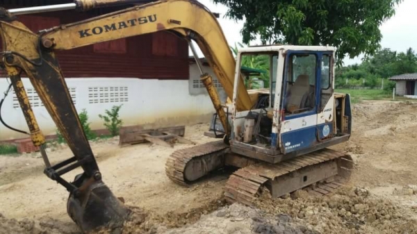 ขาย 330,000 KOMATSU pc 60-6 เครื่องดี ปั้มแรง เอวแน่น ช่วงล่างดี ไฟฟ้าตัด กระจกแตก รถพร้อมใช้ สัญญาซื้อขาย รถอยู่ ชลบุรี 090-772-3710 090-772-3708