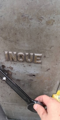 27,000 บ.โทร 083-2000058 LINE ID: line832923 HORIZONTAL MILLING เครื่องกัดแนวนอนจากญี่ปุ่นยี่ห้อ INOUE KOKI เปลี่ยนใส่ใบได้หลายรูปแบบ ให้พร้อมปากกาจับงานบนแท่น