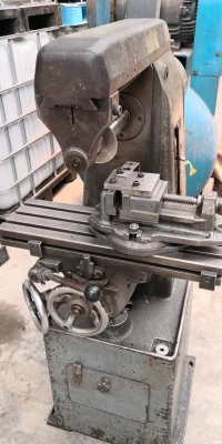 27,000 บ.โทร 083-2000058 LINE ID: line832923 HORIZONTAL MILLING เครื่องกัดแนวนอนจากญี่ปุ่นยี่ห้อ INOUE KOKI เปลี่ยนใส่ใบได้หลายรูปแบบ ให้พร้อมปากกาจับงานบนแท่น