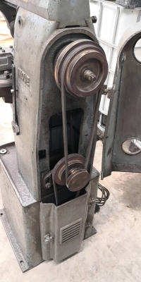 27,000 บ.โทร 083-2000058 LINE ID: line832923 HORIZONTAL MILLING เครื่องกัดแนวนอนจากญี่ปุ่นยี่ห้อ INOUE KOKI เปลี่ยนใส่ใบได้หลายรูปแบบ ให้พร้อมปากกาจับงานบนแท่น