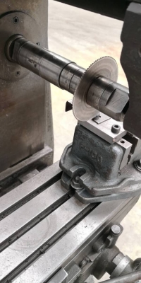 27,000 บ.โทร 083-2000058 LINE ID: line832923 HORIZONTAL MILLING เครื่องกัดแนวนอนจากญี่ปุ่นยี่ห้อ INOUE KOKI เปลี่ยนใส่ใบได้หลายรูปแบบ ให้พร้อมปากกาจับงานบนแท่น