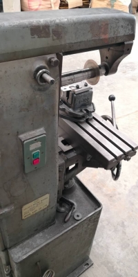 27,000 บ.โทร 083-2000058 LINE ID: line832923 HORIZONTAL MILLING เครื่องกัดแนวนอนจากญี่ปุ่นยี่ห้อ INOUE KOKI เปลี่ยนใส่ใบได้หลายรูปแบบ ให้พร้อมปากกาจับงานบนแท่น