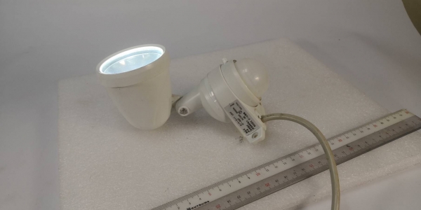 700 บ.ส่งถึงบ้านฟรี โทร 083-2000058 LINE ID: line832923 ไฟสปอตไลท์ LED แบบทำงานตรวจจับความเคลื่อนไหว