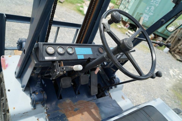 KOMATSU รุ่น FG25-8 // 2.5ตัน เสา4เมตร พร้อมใช้งาน เกียร์คลัช KOMATSU รุ่น FG25-8 // 2.5ตัน เสา4เมตร พร้อมใช้งาน เกียร์คลัช